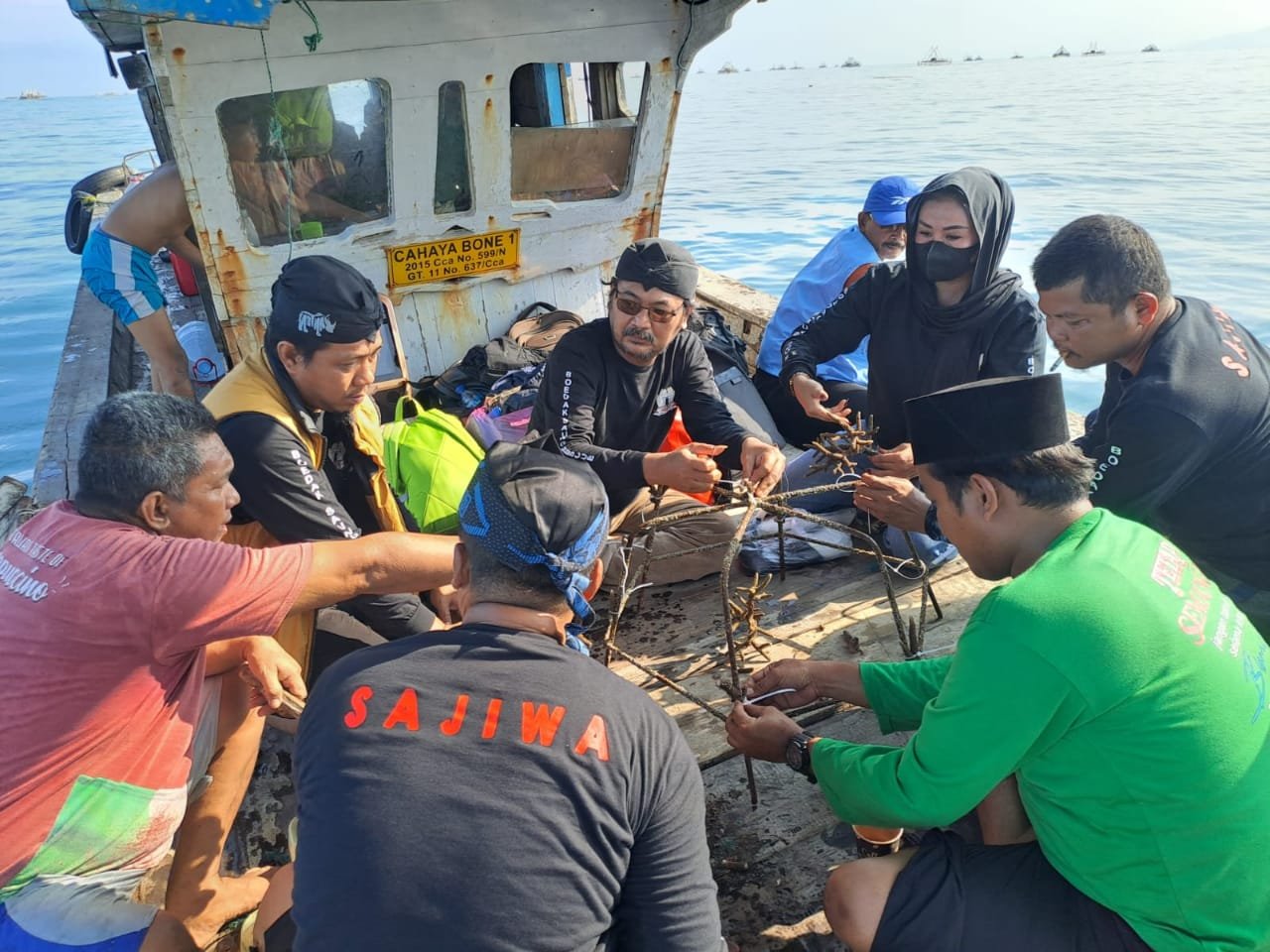 melakukan transplantasi terumbu karang, di Pulau Liwungan, Panimbang, Pandeglang, sebanyak 120 fragmen Terumbu Karang (Terang), atau 10 rak jaring laba-laba, Minggu 24 Agustus 2025.