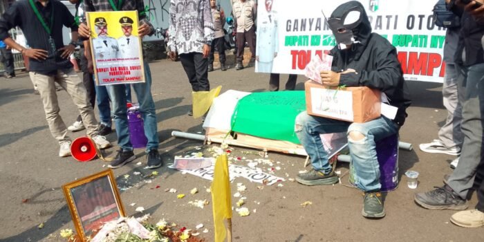 Gelombang penolakan terhadap kerja sama pengelolaan sampah antara Pemerintah Kabupaten (Pemkab) Pandeglang