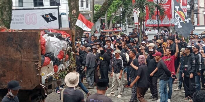 Penolakan terhadap kerja sama pembuangan sampah dari Kota Tangerang Selatan (Tangsel) ke Tempat Pembuangan Akhir (TPA)