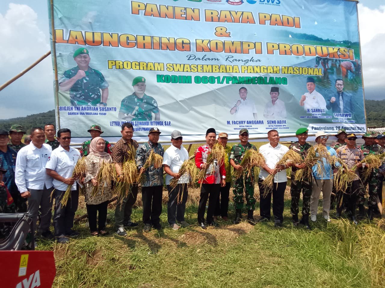 Kodim 0601 bersama DPKP Pandeglang hadiri kegiatan panen raya padi di wilayah Kecamatan Carita.
