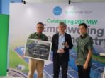 Anton Hui Managing Director LamiPak Indonesia (tengah) bersama Emmanuel Jefferson CEO SUN Energy (kanan).