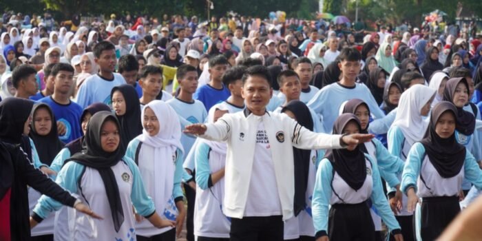 Wakil Bupati (wqbup) Pandeglang Iing Andri Supriadi senam sehat bersama masyarakat Pandeglang di Alun-alun Pandeglang, Minggu (14/9/2025).