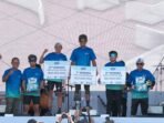 Group Head Central Region XLSMART, Arif Farhan Budiyanto (kiri pertama) menyerahkan hadiah kepada para pemenang kategori King of Mountain (KOM) di gelaran XL Weekend Rush Semarang, (14/9/2025).