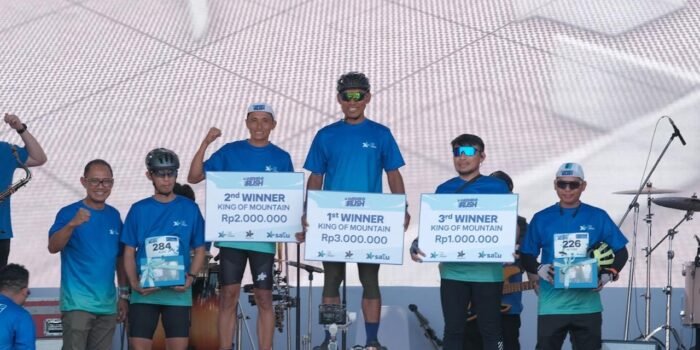 Group Head Central Region XLSMART, Arif Farhan Budiyanto (kiri pertama) menyerahkan hadiah kepada para pemenang kategori King of Mountain (KOM) di gelaran XL Weekend Rush Semarang, (14/9/2025).