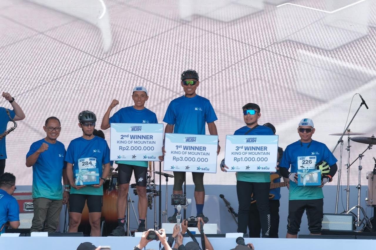 Group Head Central Region XLSMART, Arif Farhan Budiyanto (kiri pertama) menyerahkan hadiah kepada para pemenang kategori King of Mountain (KOM) di gelaran XL Weekend Rush Semarang, (14/9/2025).