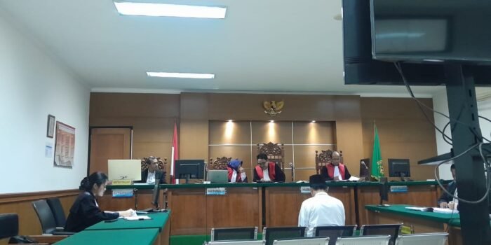 Eks Ketua KPRI Pedoman Kemenag Pandeglang, Endang Suhendar, saat menjalani sidang tuntutan di Pengadilan Tipikor Serang.