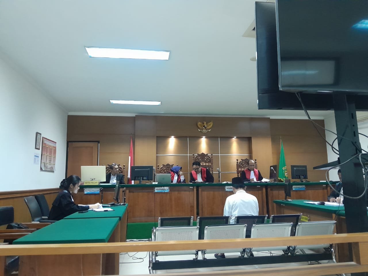 Eks Ketua KPRI Pedoman Kemenag Pandeglang, Endang Suhendar, saat menjalani sidang tuntutan di Pengadilan Tipikor Serang.