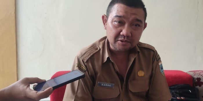 R. Karna Suyana, Kabid Pembinaan PAUD dan PNF Disdikpora Pandeglang, saat di wawancarai awak media.