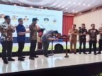 Ketua Bawaslu Banten, Ali Faisal, saat menabuh gong sebagai tanda dimulainya acara Penguatan Kelembagaan Outlook Pemilu dan Pemilihan Tahun 2029.