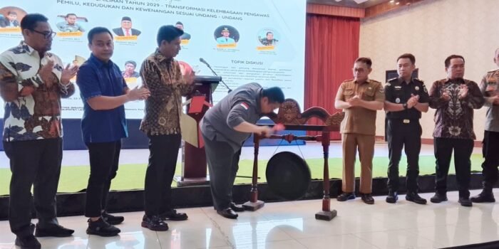 Ketua Bawaslu Banten, Ali Faisal, saat menabuh gong sebagai tanda dimulainya acara Penguatan Kelembagaan Outlook Pemilu dan Pemilihan Tahun 2029.