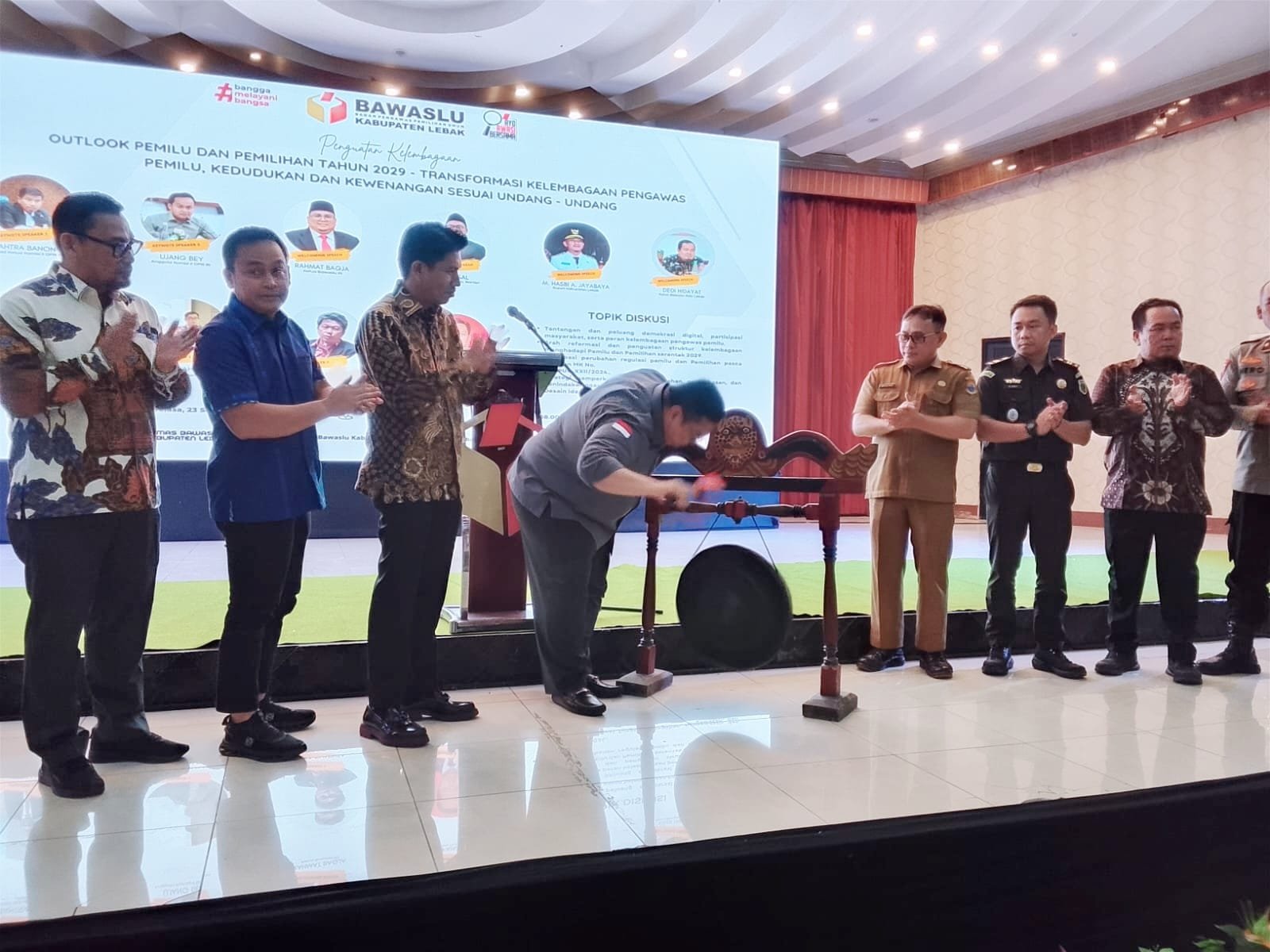 Ketua Bawaslu Banten, Ali Faisal, saat menabuh gong sebagai tanda dimulainya acara Penguatan Kelembagaan Outlook Pemilu dan Pemilihan Tahun 2029.