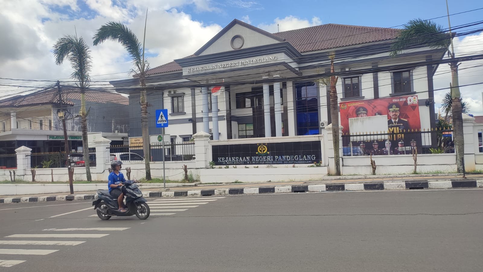 Pengendara motor saat melintas di Kantor Kejaksaan Negeri (Kejari) Pandeglang, Jalan Pandeglang–Rangkasbitung No.17, Kabupaten Pandeglang, Banten.