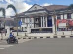 Pengendara motor saat melintas di Kantor Kejaksaan Negeri (Kejari) Pandeglang, Jalan Pandeglang–Rangkasbitung No.17, Kabupaten Pandeglang, Banten.