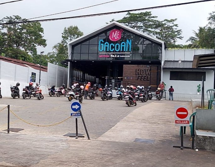 Suasana di restoran cepat saji Mei Gacoan di Jalan Raya Serang-Pandeglang, Kelurahan Kadumerak, Kecamatan Karangtanjung.