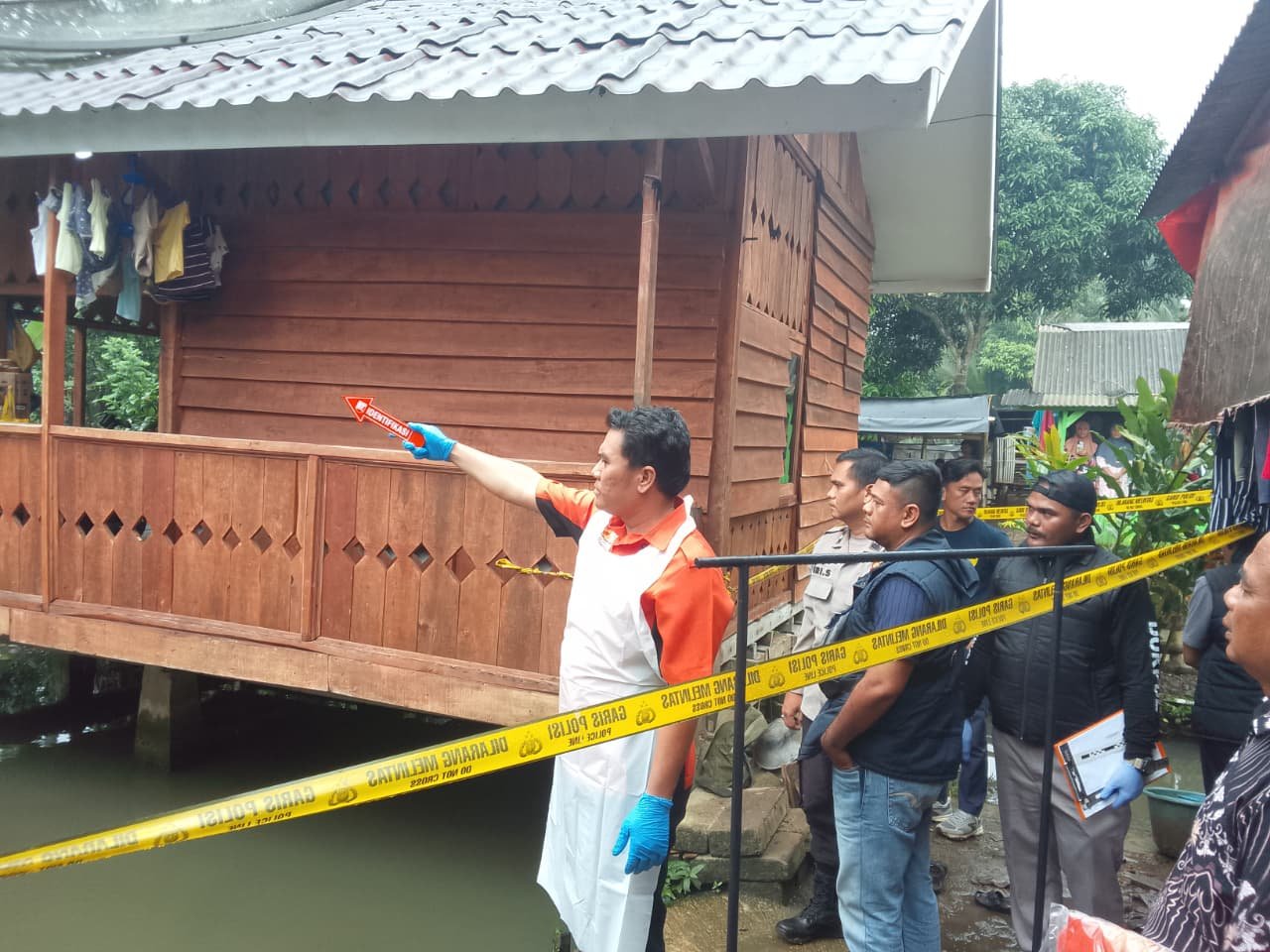 Tim Inafis Polres Pandeglang saat melakukan indentivikasi korban dugaan pembunuahakan di Kampung Sidangresmi, Desa Purwaraja, Kecamatan Menes, Pandeglang.