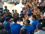 Wakil bupati pandeglang Iing Andri Supriadi doa bersama pengunjuk rasa, sebelum acara pengunjuk rasa membubarkan diri, dihalaman Setda Kabupaten Pandeglang, Senin (1/9/2025)