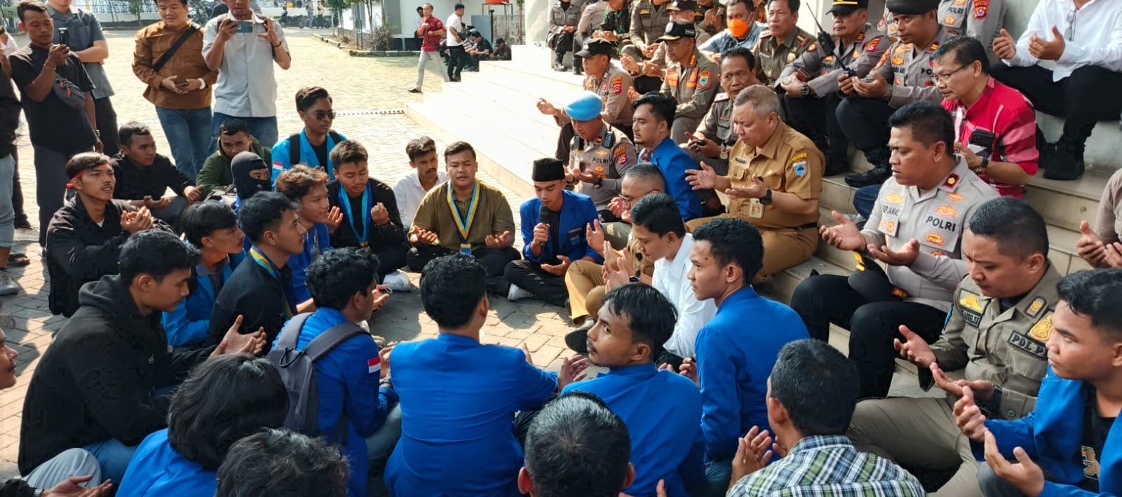 Wakil bupati pandeglang Iing Andri Supriadi doa bersama pengunjuk rasa, sebelum acara pengunjuk rasa membubarkan diri, dihalaman Setda Kabupaten Pandeglang, Senin (1/9/2025) Wakil bupati pandeglang Iing Andri Supriadi doa bersama pengunjuk rasa, sebelum acara pengunjuk rasa membubarkan diri, dihalaman Setda Kabupaten Pandeglang, Senin (1/9/2025)