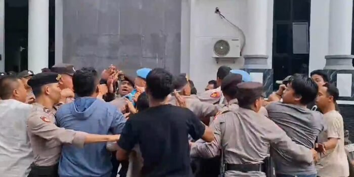 Aksi demontrasi yang dilakukan oleh pemuda di Pandeglang berbuntut panjang. Salah satu massa aksi diduga melecehkan profesi jurnalis.