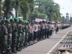Ratusan personil Polres Pandeglang dan Kodim 0601 gelar apel cipta kondisi skala besar di Alun-alun Pandeglang.