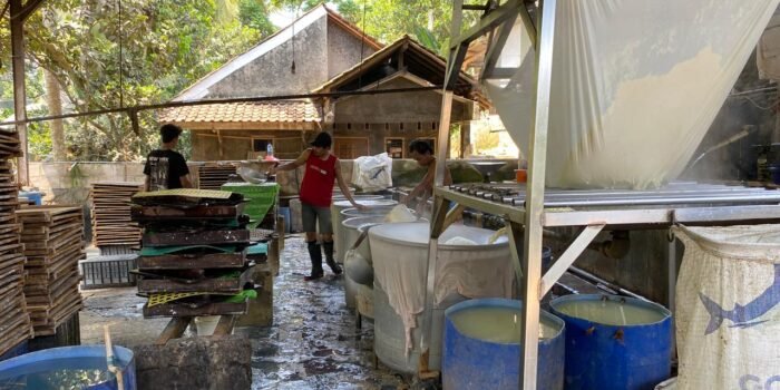 Aktivitas para pengrajin tahu dan tempe di Kampung Pasirkalapa, Kelurahan Kabayan, Kecamatan Pandeglang.