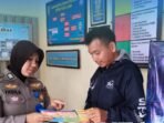 Anggota Polantas Lebak saat memberi pelayanan kepada masyarakat