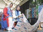 Bupati Serang Ratu Zakiyah bersama ketua Dekranasda Kab. Serang Ubaidillah Mamay meninjau produk UMKM usai pelantikan.