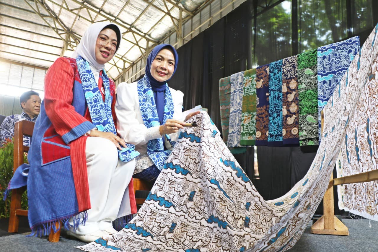 Bupati Serang Ratu Zakiyah bersama ketua Dekranasda Kab. Serang Ubaidillah Mamay meninjau produk UMKM usai pelantikan.