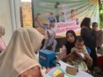 Aktivitas masyarakat saat mengikuti Program Alfamart Sahabat Posyandu di Jalan Gunung Karang, Kecamatan Cicadas, Kabupaten Pandeglang.