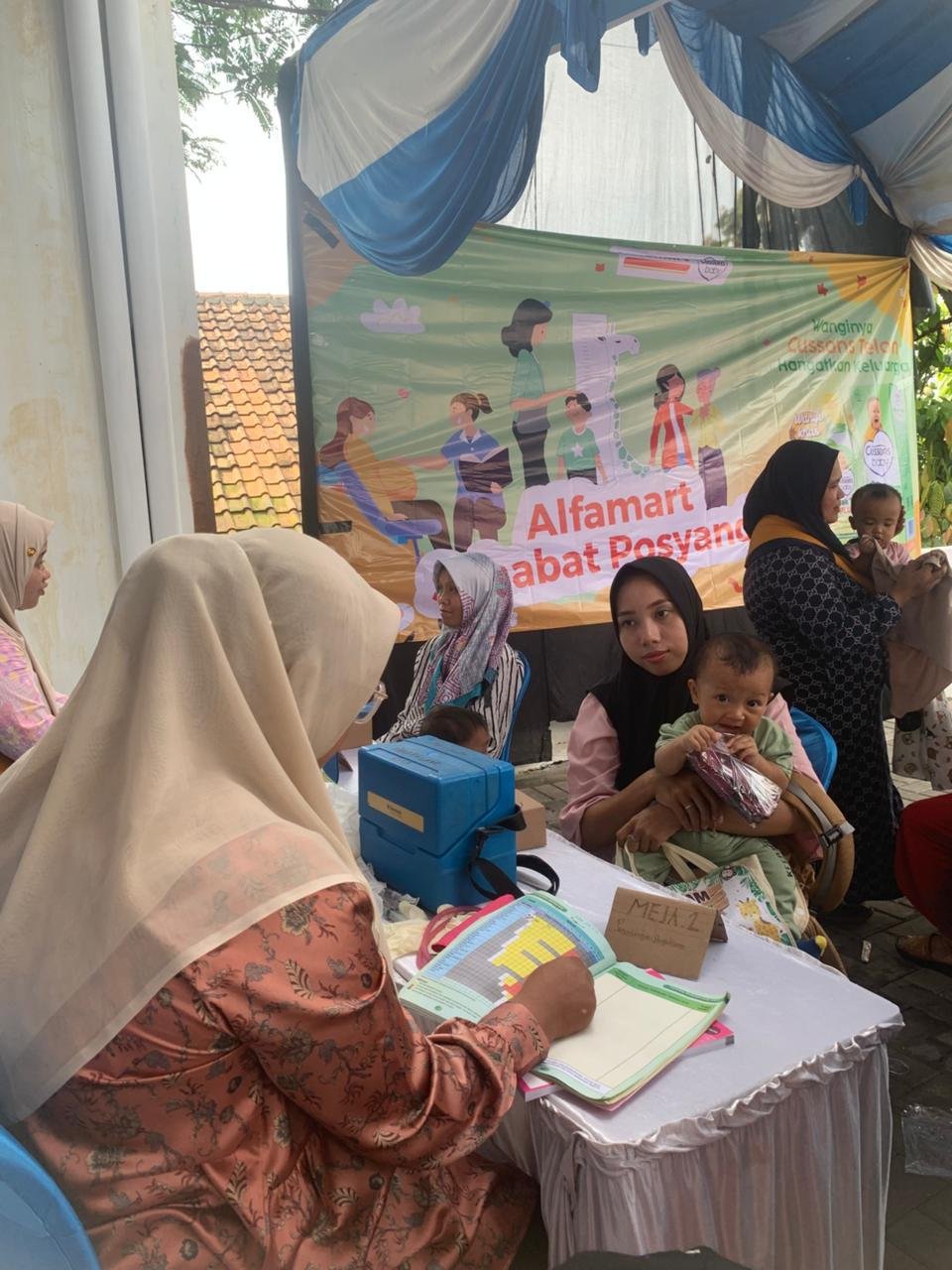 Aktivitas masyarakat saat mengikuti Program Alfamart Sahabat Posyandu di Jalan Gunung Karang, Kecamatan Cicadas, Kabupaten Pandeglang.