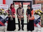Perwakilan sekolah dan Sharp melakukan prosesi Peresemian program Sharp Class.
