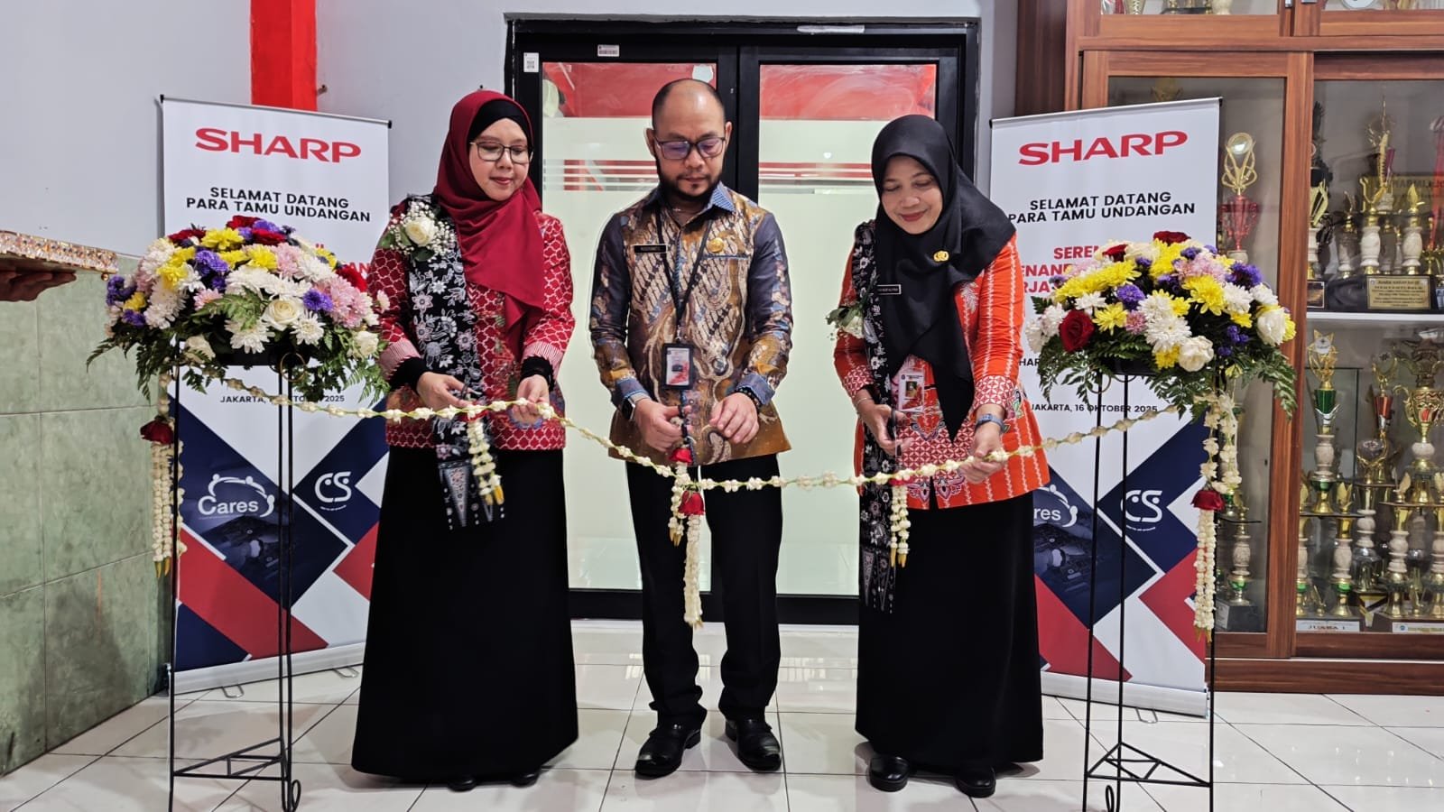 Perwakilan sekolah dan Sharp melakukan prosesi Peresemian program Sharp Class.