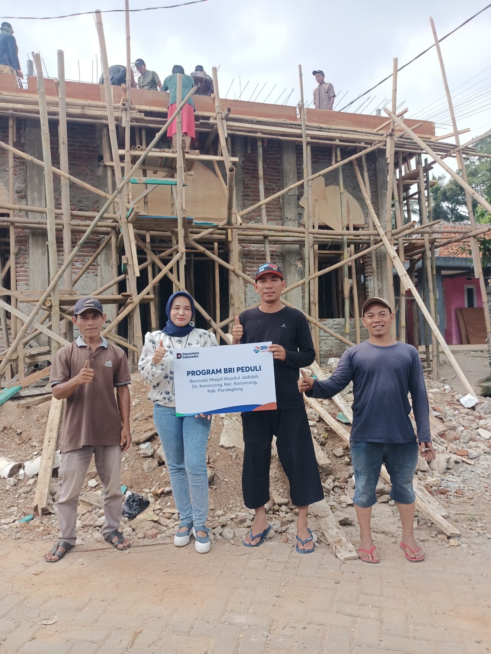 Perwakilan Kantor Cabang BRI Pandeglang secara simbolis menyerahkan bantuan BRI Peduli kepada pengurus DKM Masjid Hayatul Jadidah di Desa Koroncong, Kecamatan Koroncong, Kabupaten Pandeglang, Provinsi Banten. Perwakilan Kantor Cabang BRI Pandeglang secara simbolis menyerahkan bantuan BRI Peduli kepada pengurus DKM Masjid Hayatul Jadidah di Desa Koroncong, Kecamatan Koroncong, Kabupaten Pandeglang, Provinsi Banten.