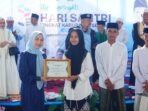 Bupati Serang Ratu Zakiyah memberikan apresiasi kepada salah satu santri.