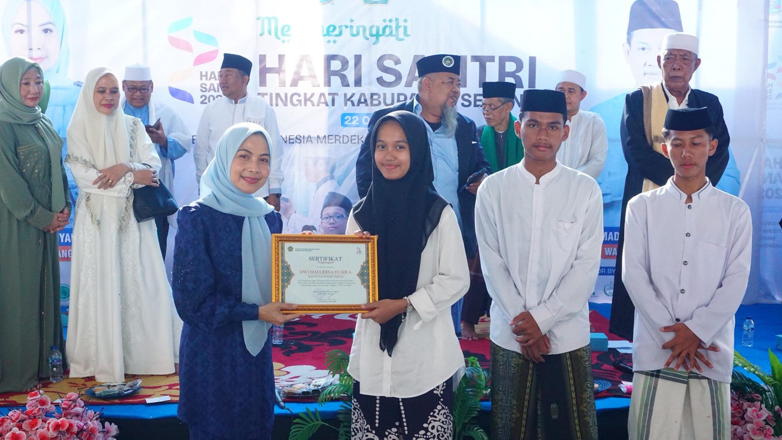 Bupati Serang Ratu Zakiyah memberikan apresiasi kepada salah satu santri.