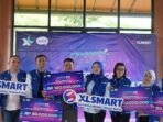 (ki-ka) : Head Growth & Loyalty XLSMART, Gustiano (kiri), didampingi Group Head Direct Channel Management XLSMART, Muhammad Novan Adilandy (kedua dari kiri), Group Head Region Jabo XLSMART, Rd. Sofia Purbayanti (keempat dari kanan), dan Group Head Corporate Communication & Sustainability XLSMART, Reza Mirza (kanan), bersama empat pemenang Program loyalitas kuis Xtravaganza/FantAXIS sesi ke-32 dan ke-32 dalam sesi foto Mega Ceremonial kuis Xtravaganza/FantAXIS di Jakarta (23/10).