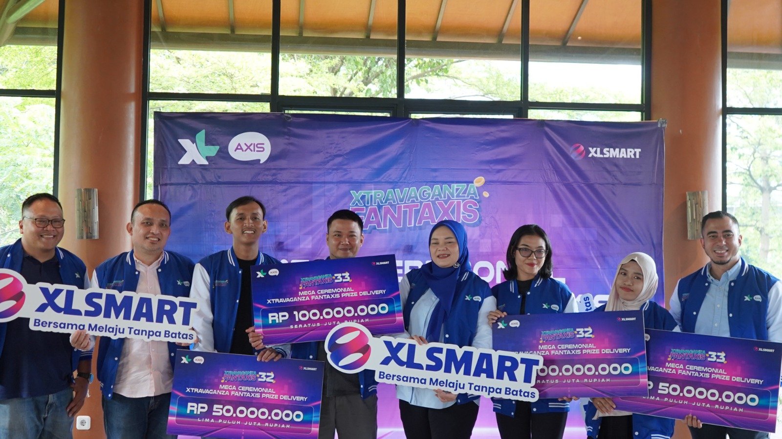 (ki-ka) : Head Growth & Loyalty XLSMART, Gustiano (kiri), didampingi Group Head Direct Channel Management XLSMART, Muhammad Novan Adilandy (kedua dari kiri), Group Head Region Jabo XLSMART, Rd. Sofia Purbayanti (keempat dari kanan), dan Group Head Corporate Communication & Sustainability XLSMART, Reza Mirza (kanan), bersama empat pemenang Program loyalitas kuis Xtravaganza/FantAXIS sesi ke-32 dan ke-32 dalam sesi foto Mega Ceremonial kuis Xtravaganza/FantAXIS di Jakarta (23/10).