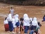 Puluhan Pelajar SD dan SMP di Kampung Cegog, Desa Rancapinang, Kecamatan Cimanggu, Kabupaten Pandeglang, harus menyebrang sungai arus deras menuju sekolah.