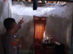Anggota Polsek Menes saat hendak evakuasi korban gantung diri di Desa Cilabanbulan, Kecamatan Menes, Pandeglang.