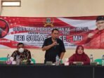 Anggota DPRD Provinsi Banten dari Fraksi PDI Perjuangan, Eri Suhaeri di dampingi anggota DPRD Pandeglang, Lia Susanti saat reses masa persidangan I di Desa Padasuka, Kecamatan Cimanggu, Kabupaten Pandeglang.