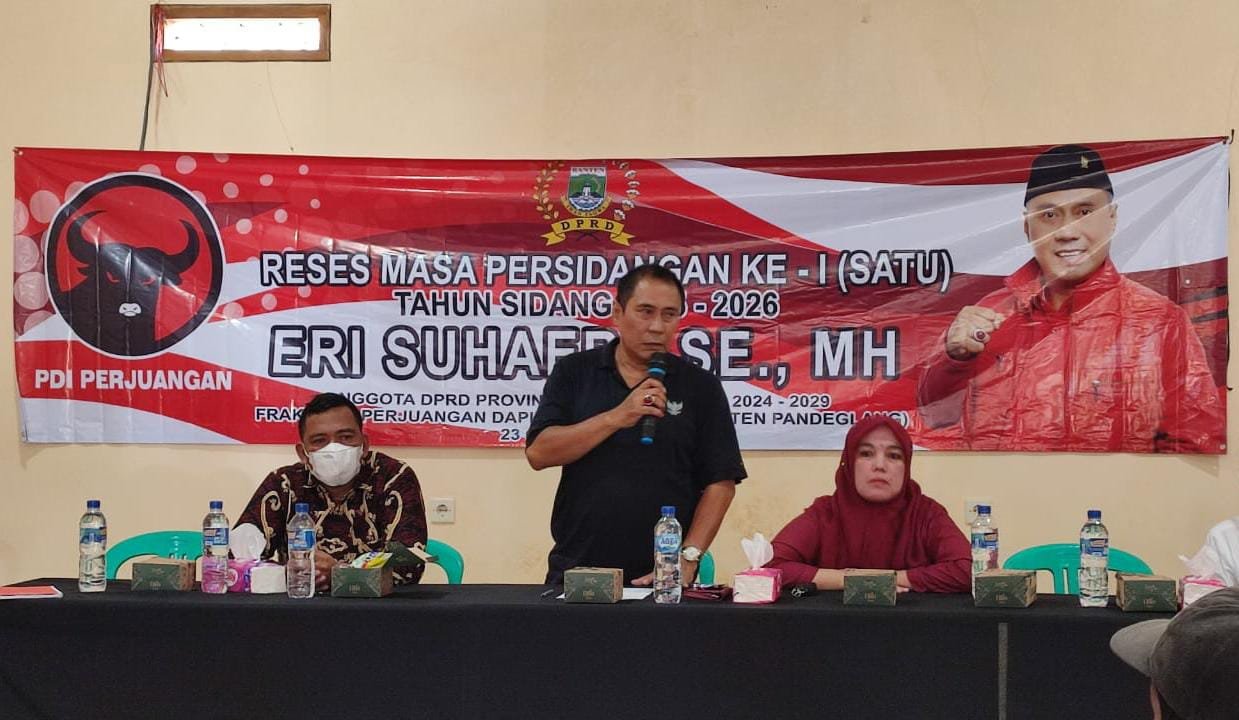 Anggota DPRD Provinsi Banten dari Fraksi PDI Perjuangan, Eri Suhaeri di dampingi anggota DPRD Pandeglang, Lia Susanti saat reses masa persidangan I di Desa Padasuka, Kecamatan Cimanggu, Kabupaten Pandeglang. Anggota DPRD Provinsi Banten dari Fraksi PDI Perjuangan, Eri Suhaeri di dampingi anggota DPRD Pandeglang, Lia Susanti saat reses masa persidangan I di Desa Padasuka, Kecamatan Cimanggu, Kabupaten Pandeglang.