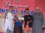 Paguyuban Alumni SMANSA 98 memberikan santunan pada acara reuni