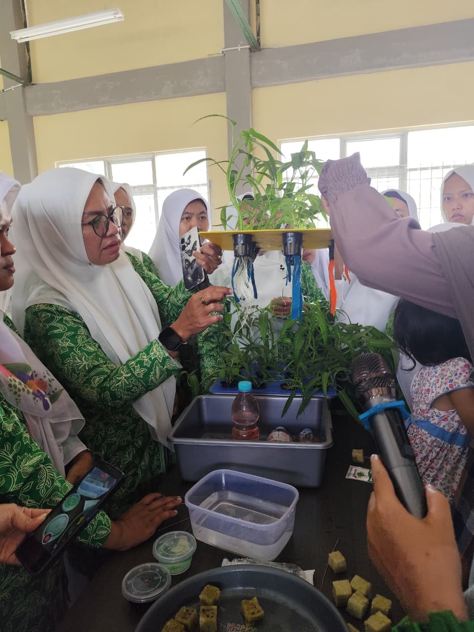 Aktivitas kegiatan pelatihan berkebun di Pesantren Agrobisnis Asy-Syamil, Pandeglang. Aktivitas kegiatan pelatihan berkebun di Pesantren Agrobisnis Asy-Syamil, Pandeglang.