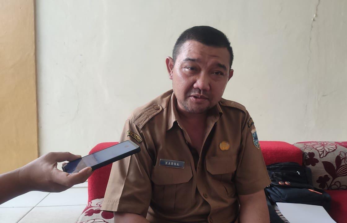 Kepala Bidang Pembinaan PAUD dan PNF Disdikpora Kabupaten Pandeglang, R. Karna Suyana saat diwawancarai wartawan. Kepala Bidang Pembinaan PAUD dan PNF Disdikpora Kabupaten Pandeglang, R. Karna Suyana saat diwawancarai wartawan.