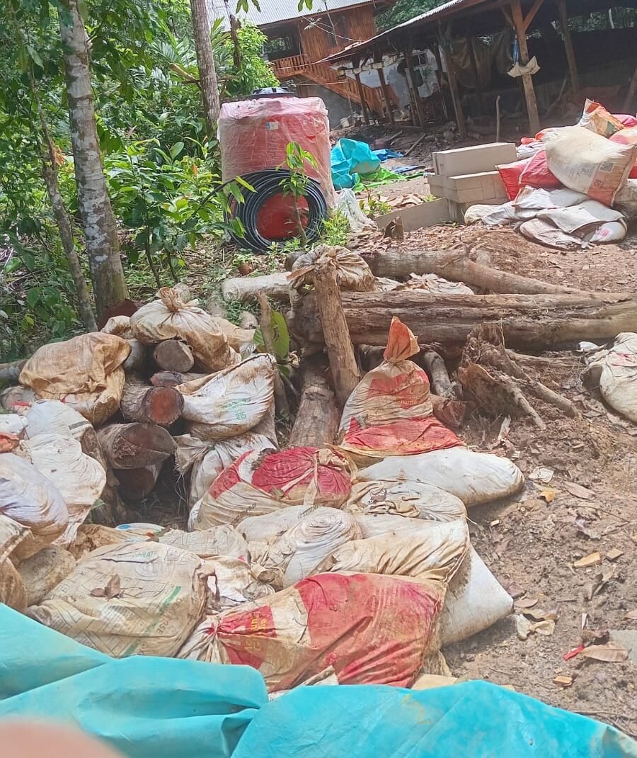 Lokasi Penyimpanan bahan mentah emas yang diduga milik oknum guru Sekolah Dasar Negeri di Desa Mangkualam, Kecamatan Ciamanggu, Kabupaten Pandeglang. Lokasi Penyimpanan bahan mentah emas yang diduga milik oknum guru Sekolah Dasar Negeri di Desa Mangkualam, Kecamatan Ciamanggu, Kabupaten Pandeglang.