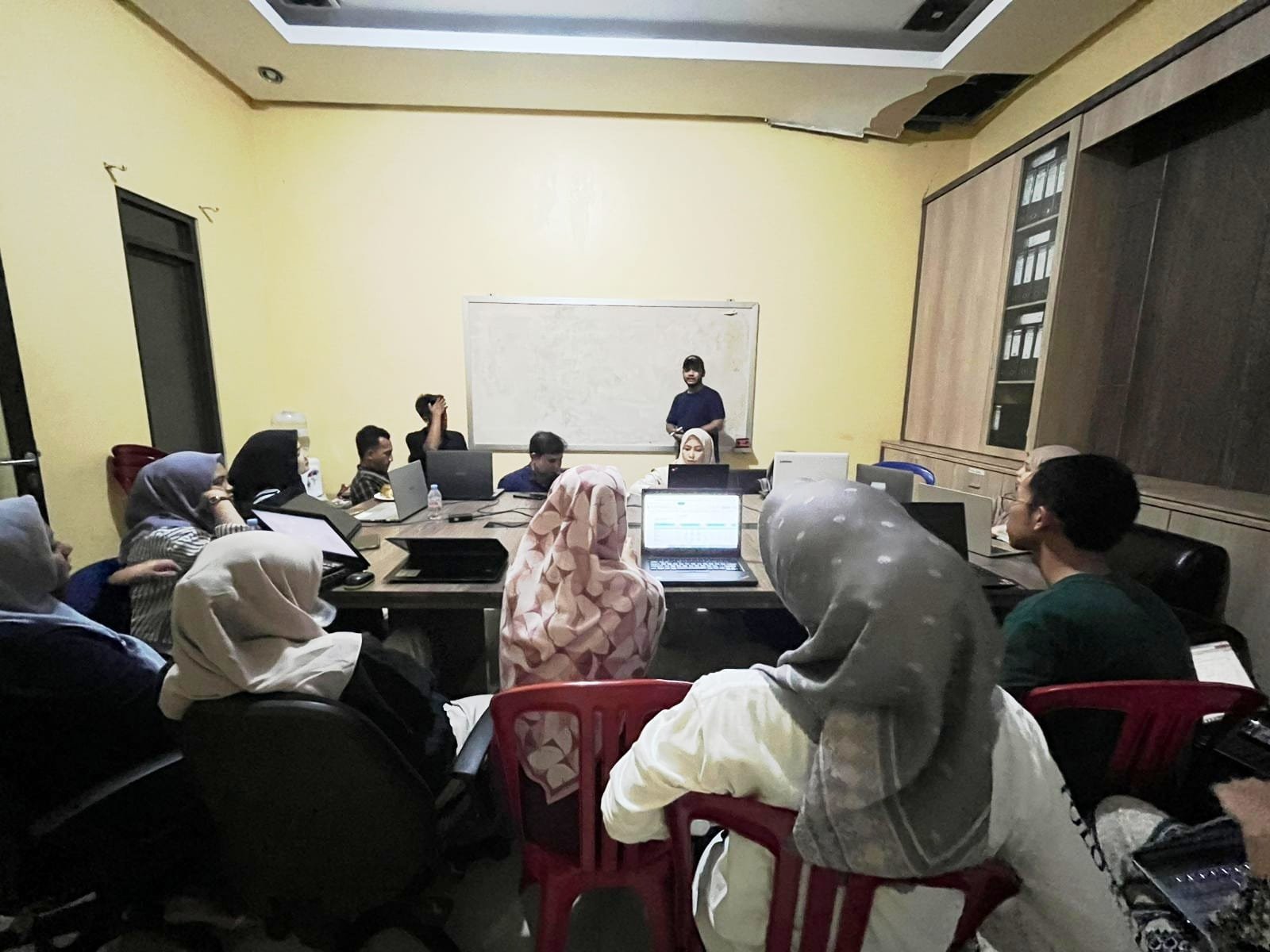 Tim dari Fastrack Level Up saat memberikan pelatihan kepada pengelola MBG di Pandeglang. Tim dari Fastrack Level Up saat memberikan pelatihan kepada pengelola MBG di Pandeglang.