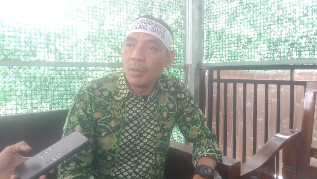 Koordinator Aksi Nasional Madrasah, Fahru Rizal saat di wawancarai wartawan. Koordinator Aksi Nasional Madrasah, Fahru Rizal saat di wawancarai wartawan.