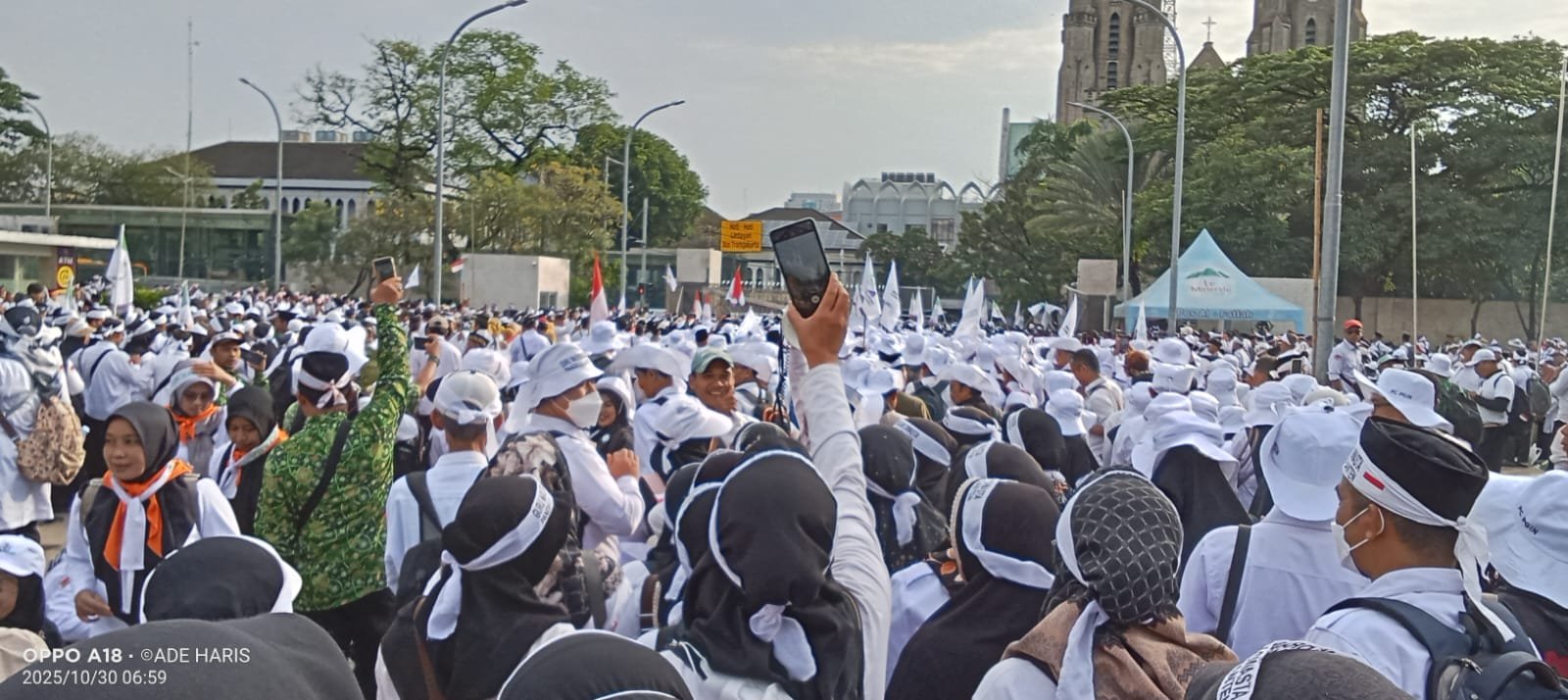 Ribuan Guru Madrasah  Se-Kabupaten Pandeglang ikut demo di Jakarta. Ribuan Guru Madrasah Se-Kabupaten Pandeglang ikut demo di Jakarta.