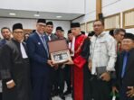 Ketua Pengadilan Tinggi Bandung Dr. Mohammad Eka Kartika (tiga, kanan) menerima Plakat dari Ketum DePA-RI Dr. TM Luthfi Yazid (dua, kiri) saat acara Penyumpahan Advokat DePA-RI di Bandung pada 30 Oktober 2025 (Foto: Dok. DePA-RI). Ketua Pengadilan Tinggi Bandung Dr. Mohammad Eka Kartika (tiga, kanan) menerima Plakat dari Ketum DePA-RI Dr. TM Luthfi Yazid (dua, kiri) saat acara Penyumpahan Advokat DePA-RI di Bandung pada 30 Oktober 2025 (Foto: Dok. DePA-RI).