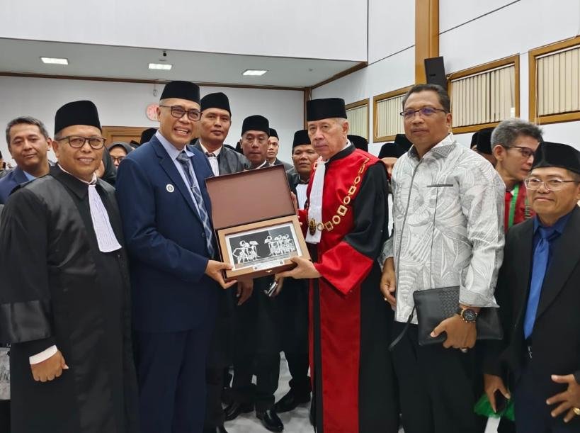 Ketua Pengadilan Tinggi Bandung Dr. Mohammad Eka Kartika (tiga, kanan) menerima Plakat dari Ketum DePA-RI Dr. TM Luthfi Yazid (dua, kiri) saat acara Penyumpahan Advokat DePA-RI di Bandung pada 30 Oktober 2025 (Foto: Dok. DePA-RI). Ketua Pengadilan Tinggi Bandung Dr. Mohammad Eka Kartika (tiga, kanan) menerima Plakat dari Ketum DePA-RI Dr. TM Luthfi Yazid (dua, kiri) saat acara Penyumpahan Advokat DePA-RI di Bandung pada 30 Oktober 2025 (Foto: Dok. DePA-RI).