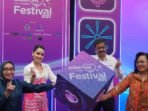 Menteri Pemberdayaan Perempuan & Perlindungan Anak Republik Indonesia, Arifah Choiri Fauzi (pertama kiri), Presiden Direktur & CEO XLSMART, Rajeev Sethi, (kedua dari kanan), Staf Ahli Bidang Komunikasi dan Media Massa Kementerian Komunikasi dan Digital (Komdigi), Molly Prabawaty (pertama kanan), dan Entertainer & Sociopreneur, Cinta Laura Kiehl (kedua dari kiri), pada pembukaan Sisternet Festival 2025 di XLSMART Tower Jakarta, Jumat, (17/10).